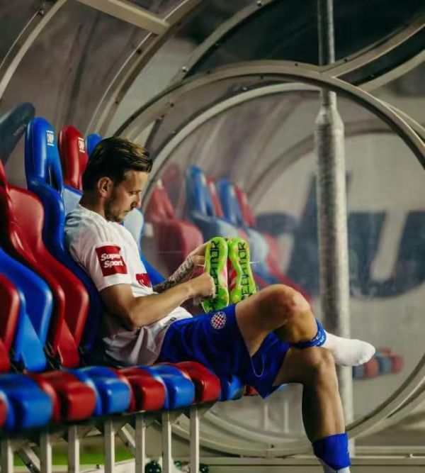 Đánh giá nghề nghiệp của Rakitic: Anh ấy làm việc với Raul và được coi là người kế thừa của Harvey, và kinh nghiệm nghỉ hưu của anh ấy đã thu hút sự chú ý
