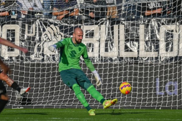 Truyền thông Ý: Napoli một lần nữa theo đuổi thủ môn Vania, Manchester United &amp của Torino; Leeds United cũng quan tâm