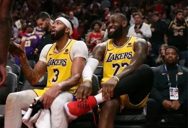 Từ quan điểm của James, Lakers thực sự có thể cảm thấy thiếu tôn trọng và rút lui để tiến tới buộc J