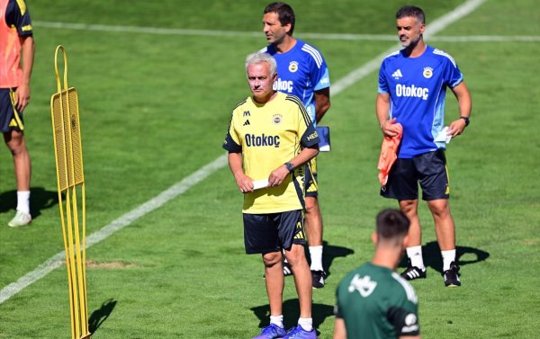 Từ một người chú đến một chàng trai trẻ, tuổi trẻ của Mourinho hơi tàn nhẫn, và 6 vị trí của anh ta đã giảm gần 50 tuổi.